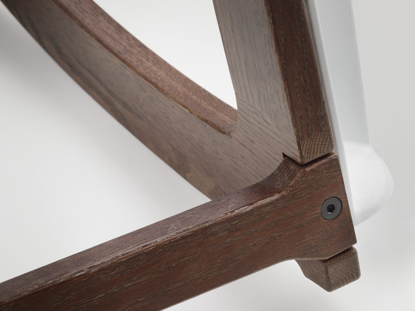 Oak rocker joint with a single bolt into the monobloc leg