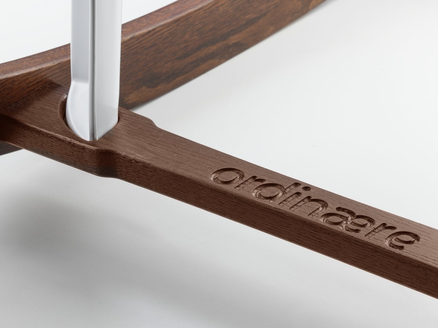 The word ordinaere engraved into the oak runner